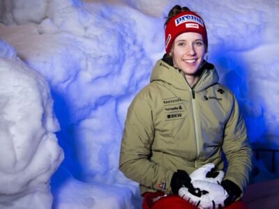 Une paire de ski dédicacés – Camille Rast